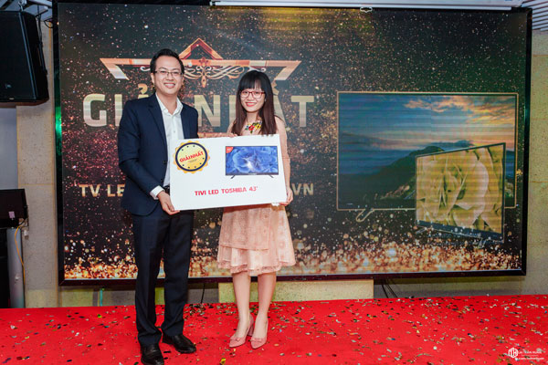 TGĐ Nguyễn Văn Khải trao giải nhất Tivi Toshiba màn hình Led 43 inch cho chủ nhân may mắn