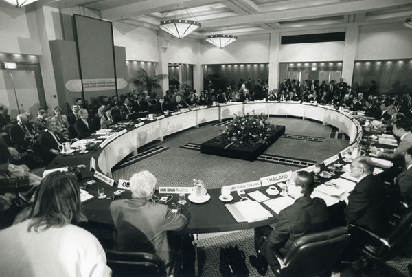 Hội nghị thành lập Apec được tổ chức tại Úc với 12 thành viên sáng lập