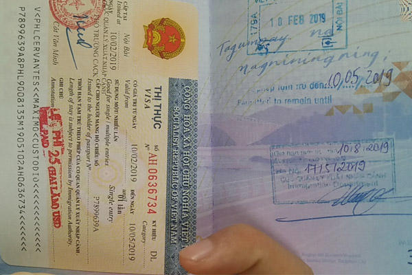 Một thị thực ký hiệu DL trong hộ chiếu của người nước ngoài