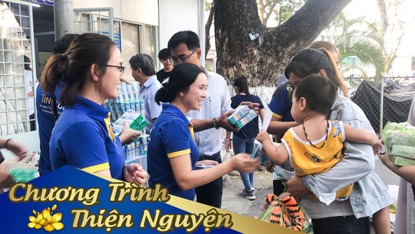 Chị Nguyễn Thị Viện – Trưởng phòng Điều phối đơn hàng đang thăm hỏi bệnh nhân